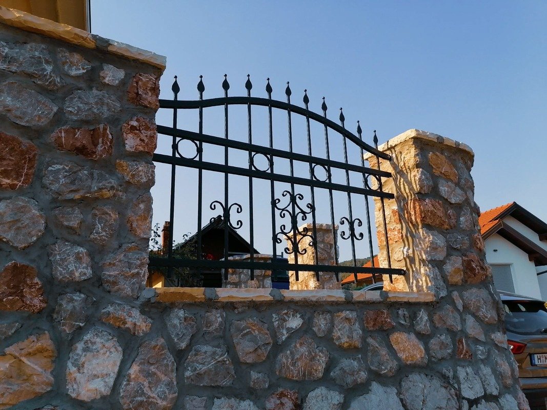 Dvorišna metalna ograda